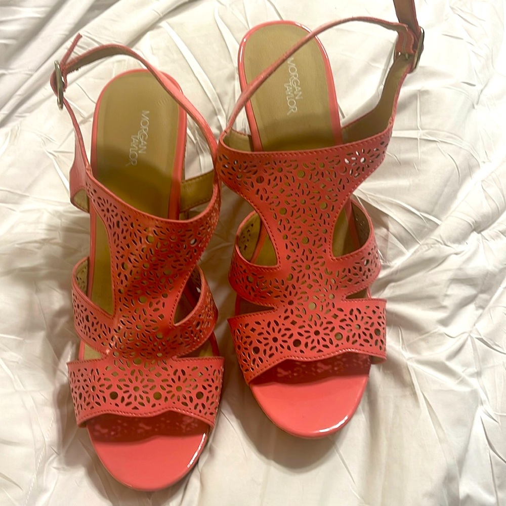 Color is like a peach~color. Very gently worn. Very cute and nice design.